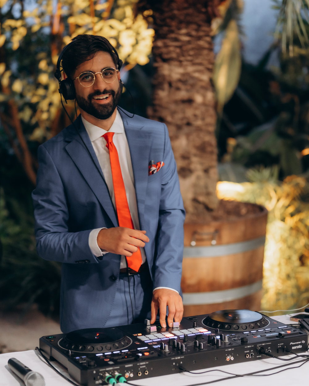 DJ Alpi am Pult an einem Anlass